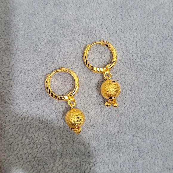 Slim Sleek 22k Dubai Gold plated Hoop Earrings, Small Gold Earrings, NWT Huggi - Picture 4 of 5